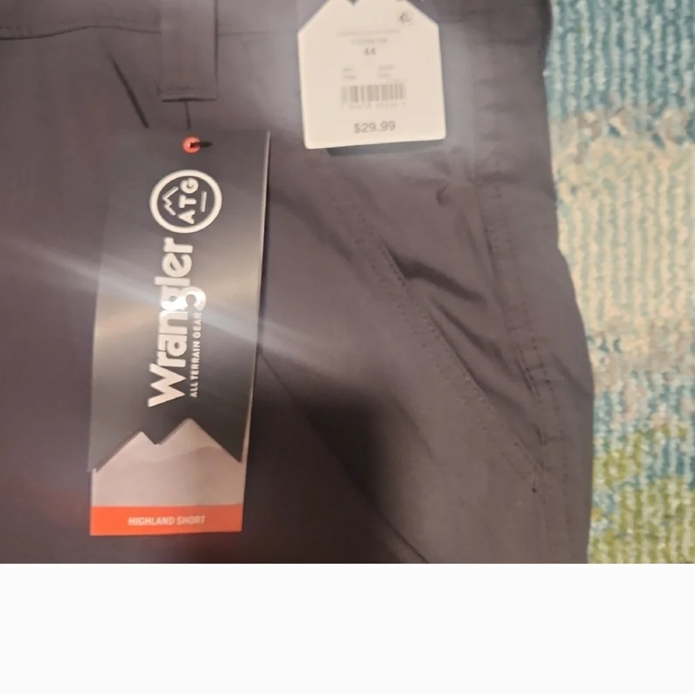 Wrangler Men's Dark Gray Cargo Shorts - Picture 3 of 4